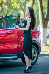 开哈弗的漂亮美女车内展示肉色丝袜美腿