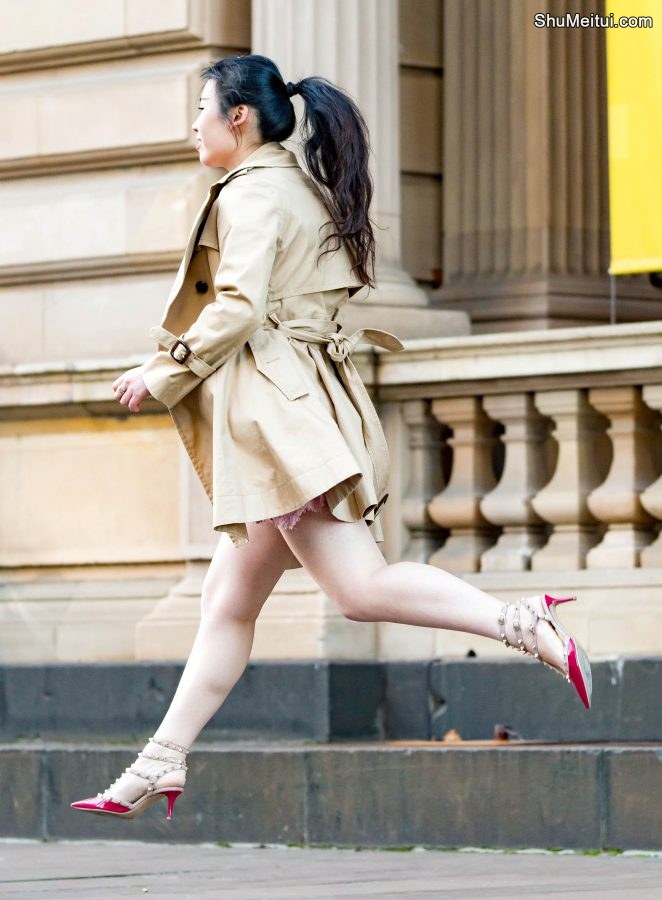 极品人妻在大街上边跳边拍照，高跟鞋都不惧了[第4张/共6张]