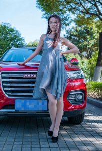 开哈弗的漂亮美女穿肉丝高跟鞋露背车模照片
