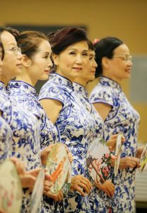 何姐和她的朋友们统一身着青花瓷旗袍排练