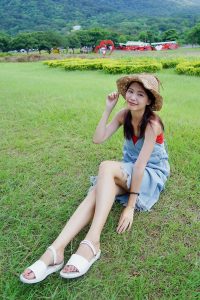 穿平底凉鞋的美腿人妻在巨石阵游玩