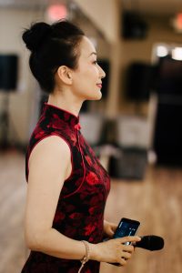 何姐和她的旗袍朋友穿各种各样的旗袍拍照片