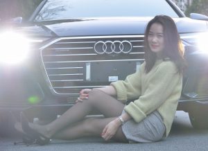 奥迪车内穿黑丝细高跟的嫂子