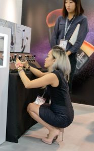 卖化妆品的工作人员，金黄色头发身材娇小