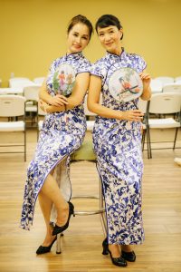 何姐和她的朋友们统一身着青花瓷旗袍排练