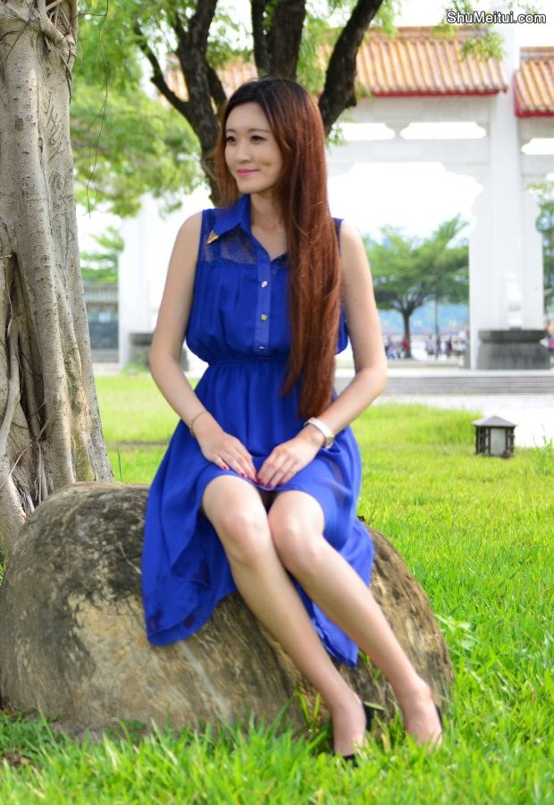 在公园给一位长发姐姐拍照美腿发亮涂了某种液体[第3张/共65张]