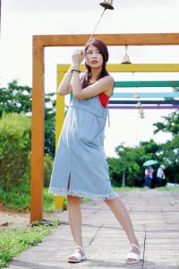 穿平底凉鞋的美腿人妻在巨石阵游玩