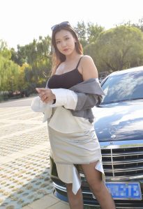 车子和身材都是S级的这个美女真给劲