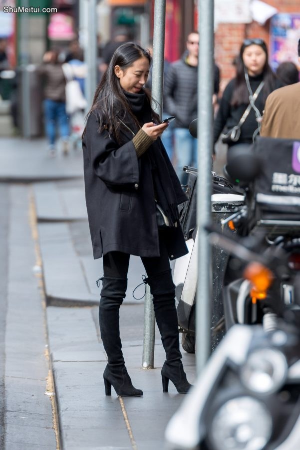 下边偶遇的美女抽烟的动作够诱人[第1张/共3张]