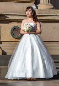 教堂外的新婚燕尔，新娘看起来是相当高兴呀