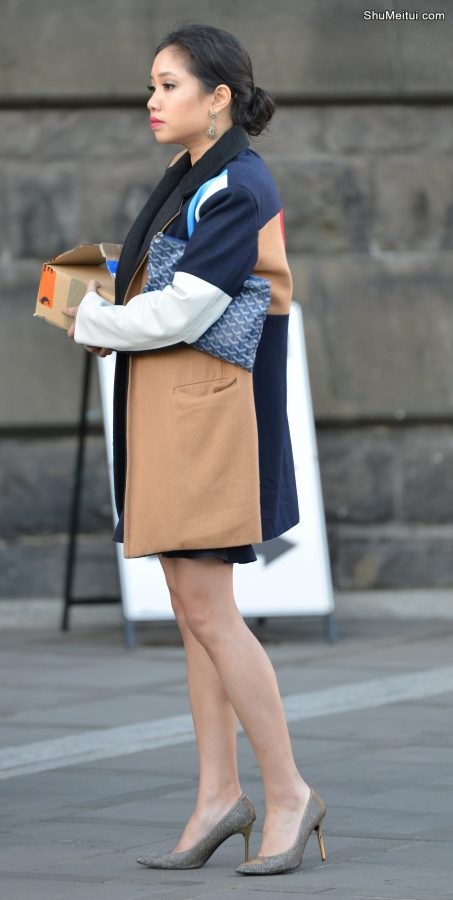 穿高跟鞋的气质美女，刚收了快递[第2张/共4张]