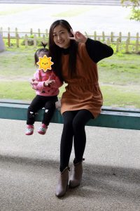 可爱长发美女外出裤袜短靴美腿线条优美