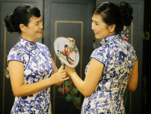 何姐和她的朋友们统一身着青花瓷旗袍排练