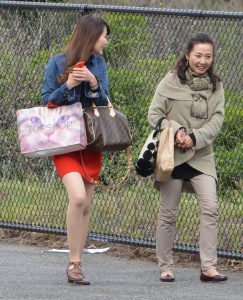 一路上有说有笑的母女，看的出来母亲年轻时很靓