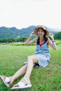 穿平底凉鞋的美腿人妻在巨石阵游玩