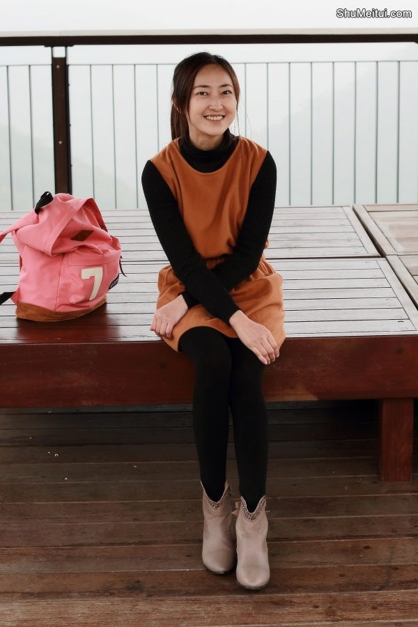可爱长发美女外出裤袜短靴美腿线条优美[第12张/共12张]