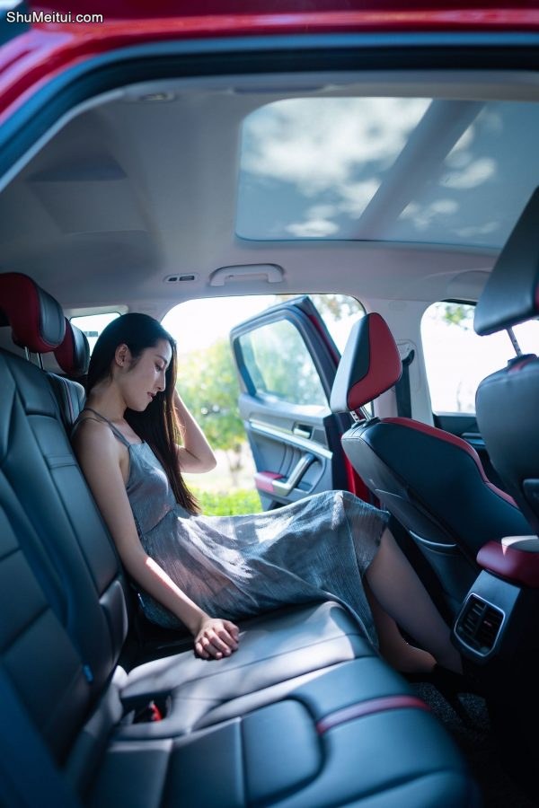 开哈弗的漂亮美女穿肉丝高跟鞋露背车模照片[第10张/共19张]