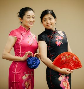 何姐和她的旗袍朋友穿各种各样的旗袍拍照片