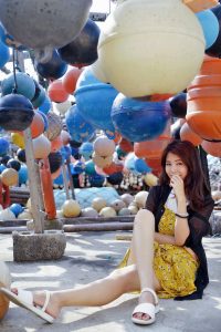 极品人妻在渔村旅行不时露出大腿