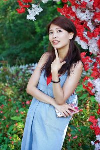 穿平底凉鞋的美腿人妻在巨石阵游玩