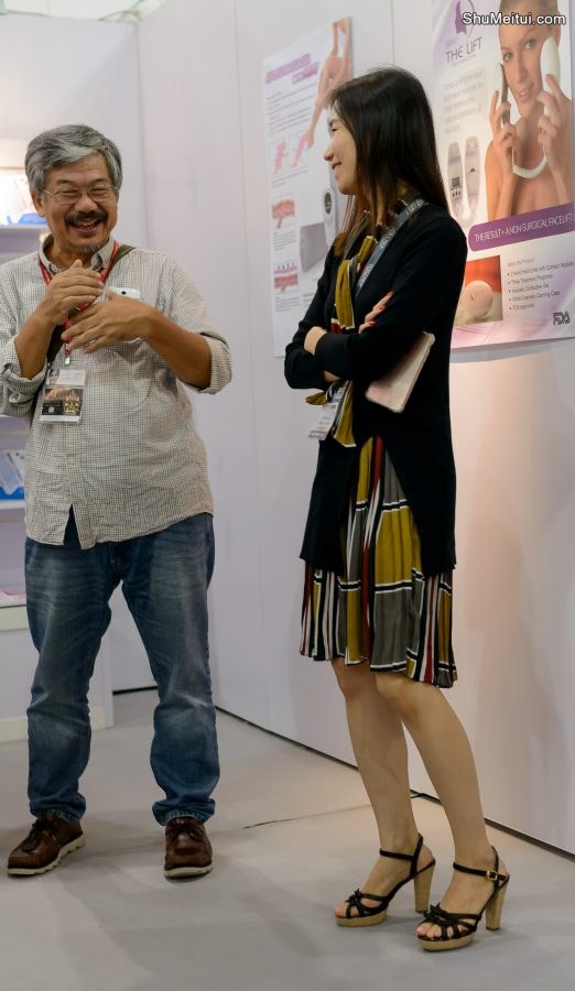 展会上的美少妇，把旁边的老头迷的神魂颠倒[第3张/共6张]