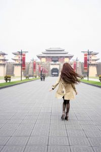 长发媳妇穿黑丝靴子拍车模写真