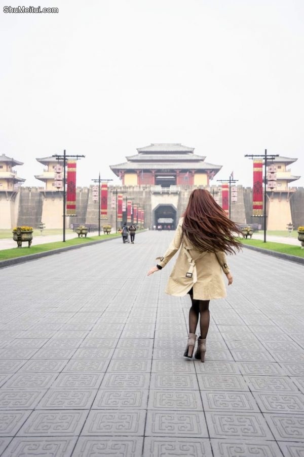 长发媳妇穿黑丝靴子拍车模写真[第9张/共16张]