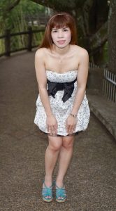 爬山喜欢穿短裙的王翠嫂，后面跟了好几个老头，嘿嘿