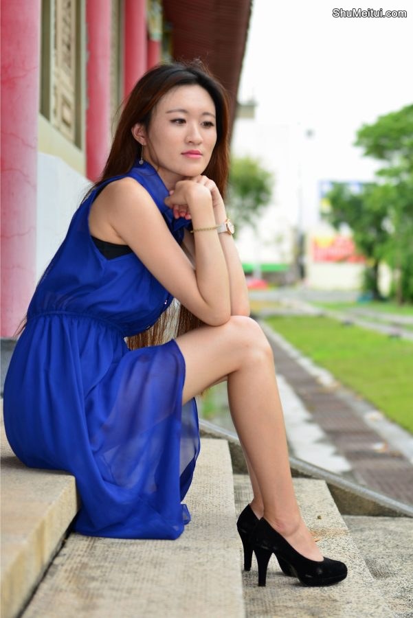 在公园给一位长发姐姐拍照美腿发亮涂了某种液体[第60张/共65张]