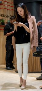 一直盯着手机看的美妇，身材杠杠的好