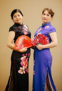 何姐和她的旗袍朋友穿各种各样的旗袍拍照片