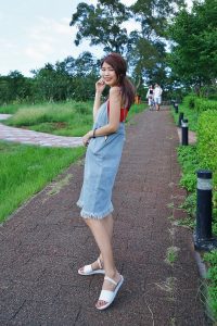 穿平底凉鞋的美腿人妻在巨石阵游玩