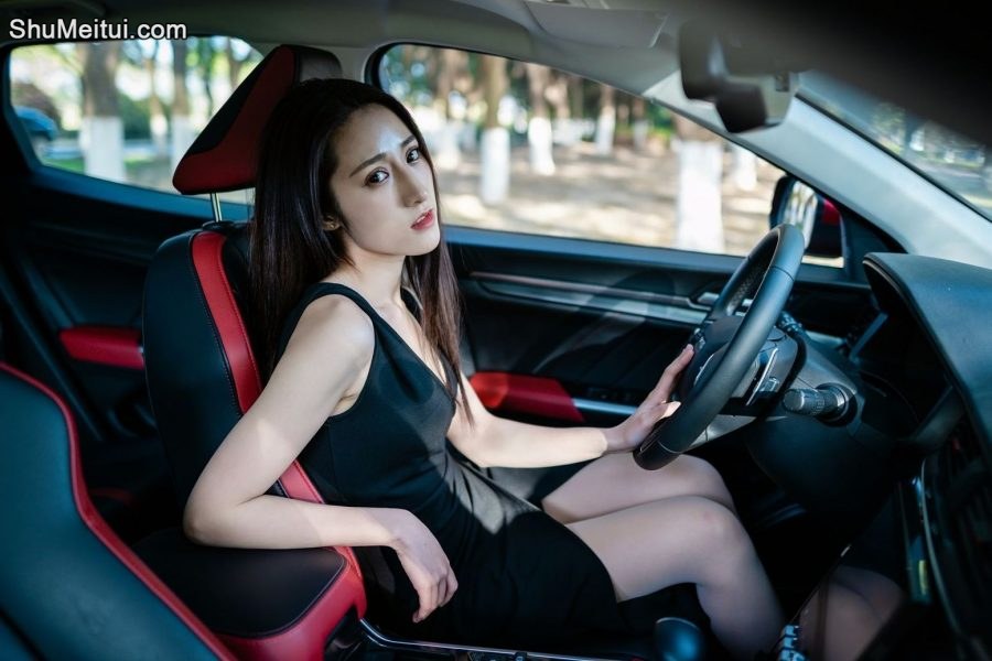 开哈弗的漂亮美女车内展示肉色丝袜美腿[第7张/共32张]