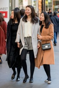 铿锵三人行，北京小妞果然风流，超高回头率