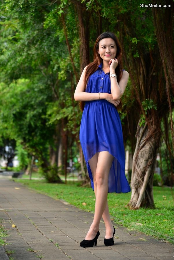 在公园给一位长发姐姐拍照美腿发亮涂了某种液体[第29张/共65张]