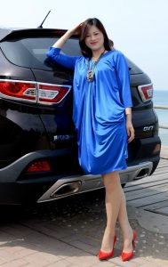 气质长发嫂子丝袜细高跟美腿外拍