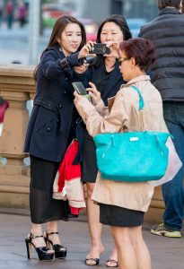 一对好姐妹逛街进行时，妹妹的颜值好高呀，狂喜中