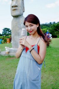 穿平底凉鞋的美腿人妻在巨石阵游玩