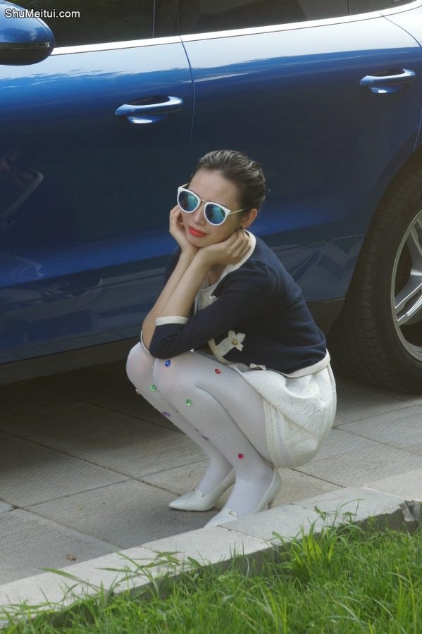 保时捷媳妇穿白色厚裤袜高跟开车[第1张/共9张]