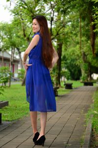 在公园给一位长发姐姐拍照美腿发亮涂了某种液体