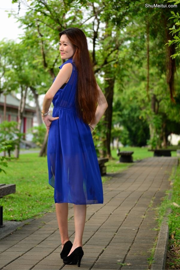 在公园给一位长发姐姐拍照美腿发亮涂了某种液体[第47张/共65张]