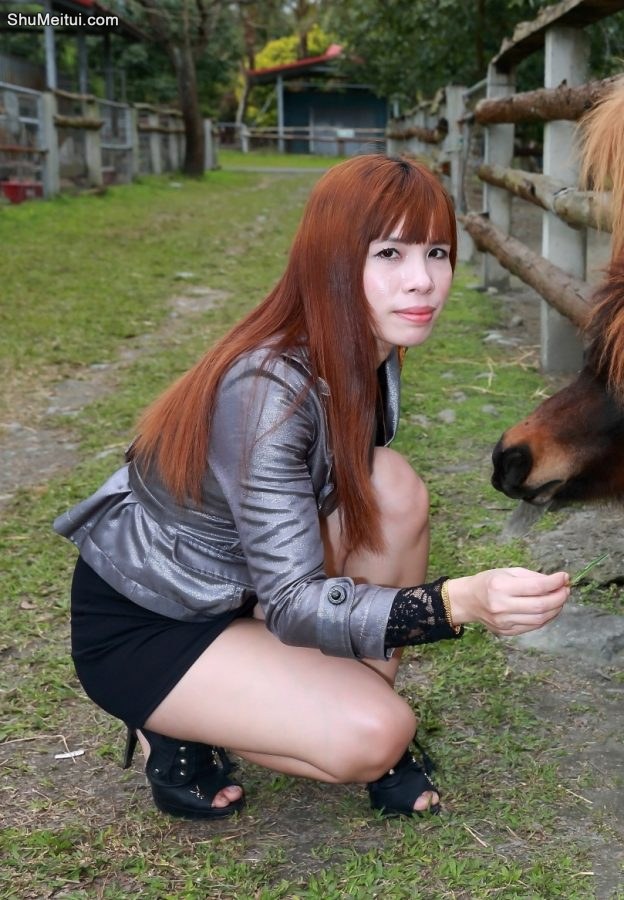 染了黄发的人妻在草坪上秀腿[第3张/共11张]