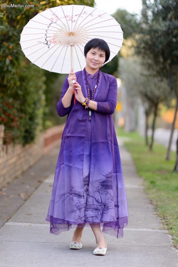 短发美妇怀旧风装扮翘高跟脚[第3张/共6张]