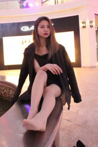 彤姐逛商场逛累了脱了高跟鞋晾晒丝袜脚给你欣赏