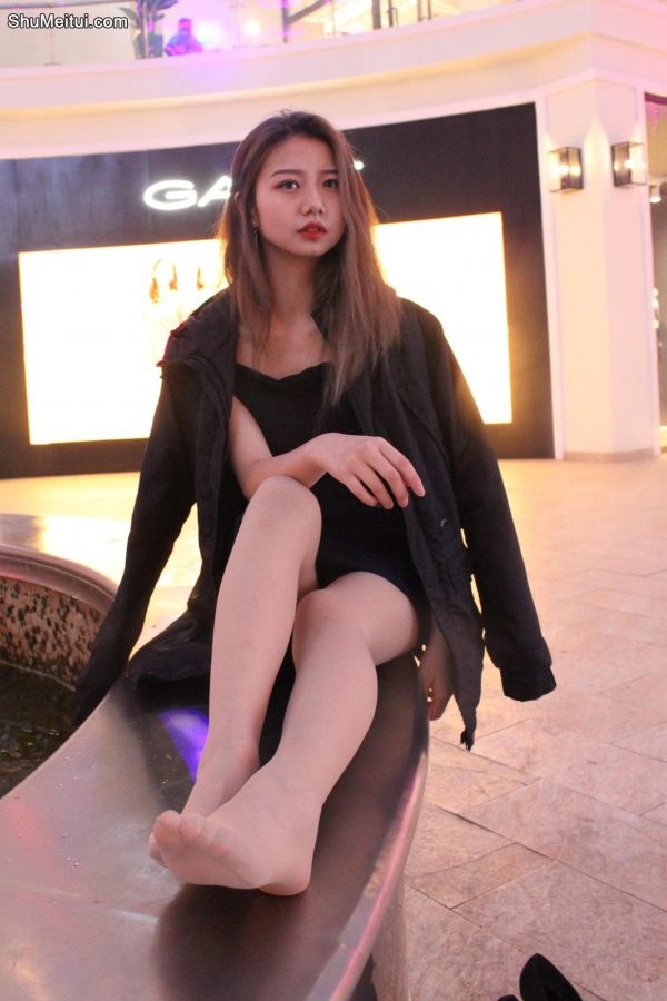 彤姐逛商场逛累了脱了高跟鞋晾晒丝袜脚给你欣赏[第1张/共8张]