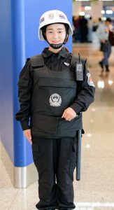 地铁口的安保小姐姐，我感觉不法分子都得笑趴了