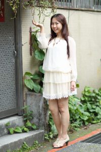 月姐穿短裙露腿外出拍照