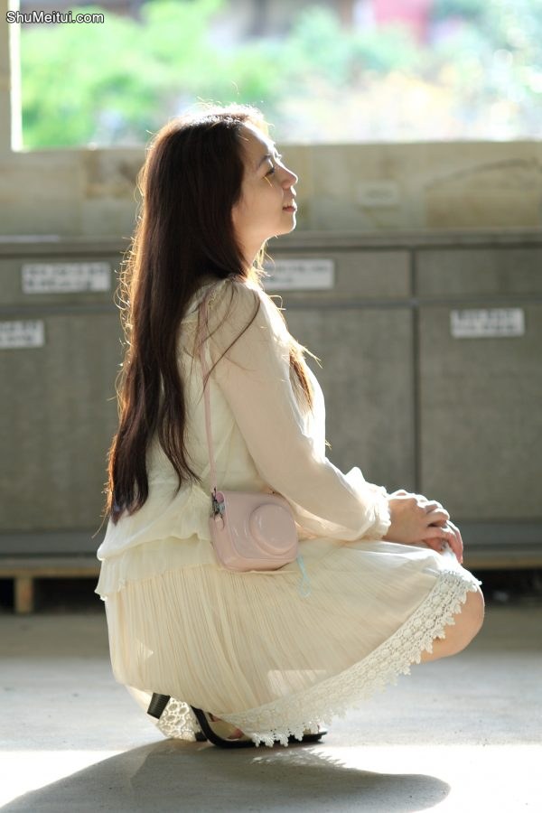 月姐穿短裙露腿外出拍照[第26张/共29张]