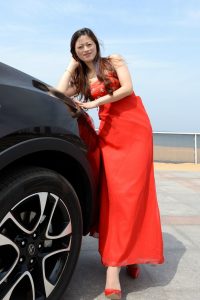 穿红色细高跟鞋的美妇带面具增加神秘感