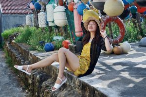 极品人妻在渔村旅行不时露出大腿